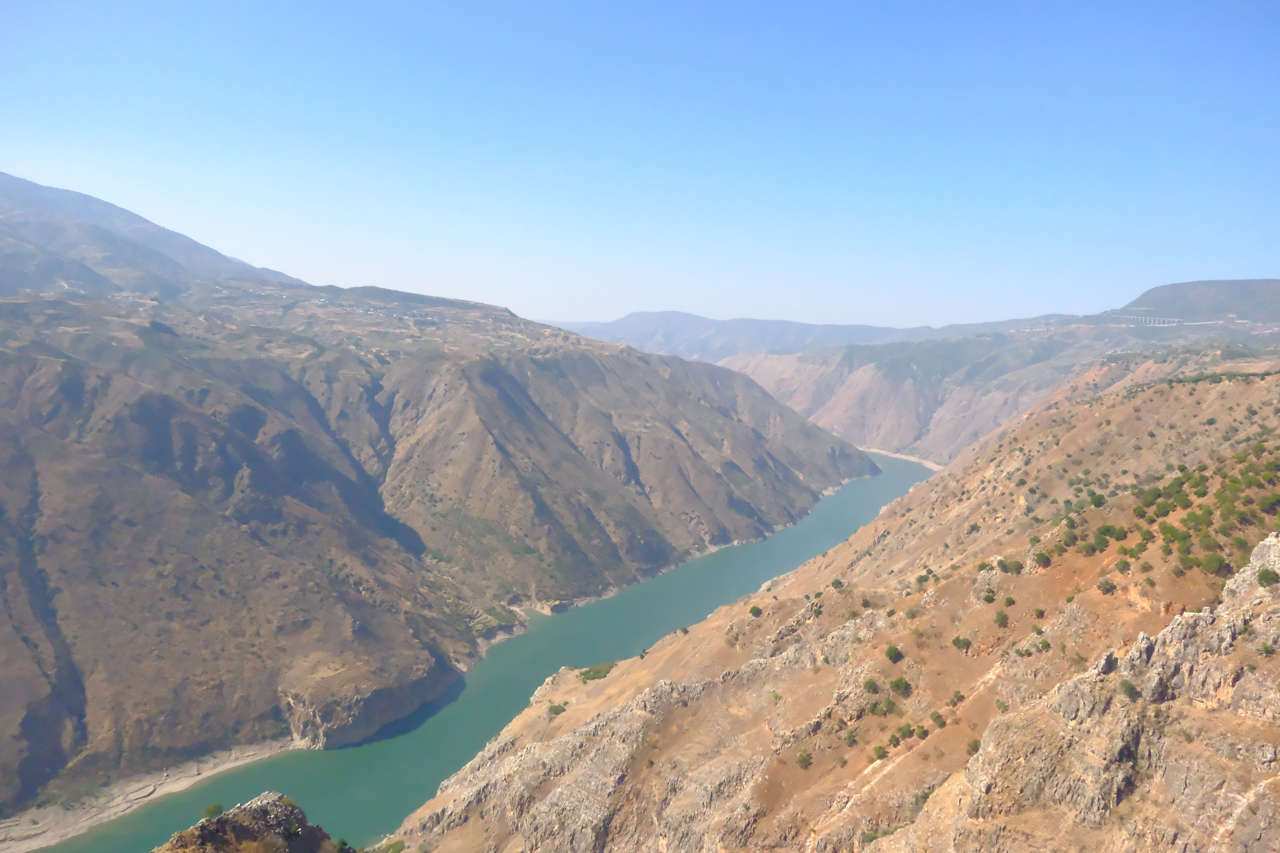 俯瞰金沙江奔流：海外华文媒体打卡攀枝花大峡谷“最美视角”