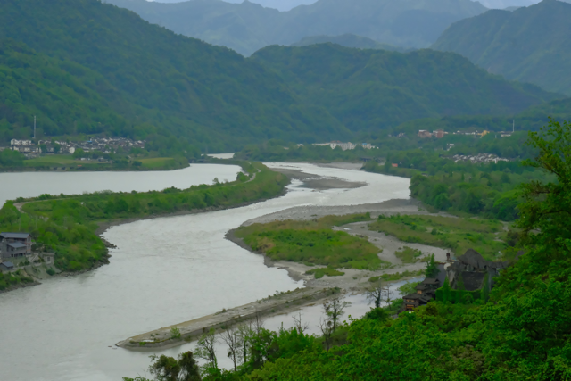 千年水利奇迹仍在运转：海外华文媒体探访都江堰景区