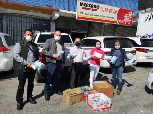 图为梁绮梅代表超市向当地政府和第一线工作人员捐赠医疗物资。受访者供图。 图为梁绮梅代表超市向当地政府和第一线工作人员捐赠医疗物资。受访者供图。