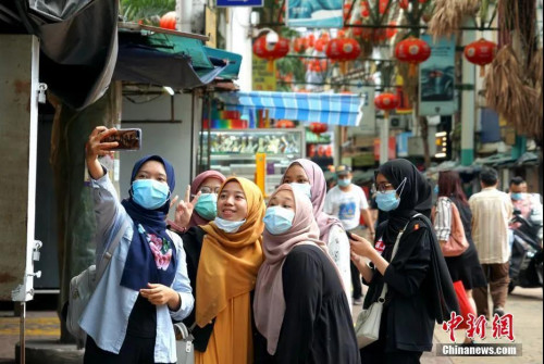 7月12日,因疫情暴发歇业的马来西亚吉隆坡茨厂街获准重新开业,图为马来西亚本地游客在茨厂街自拍。<a target='_blank' data-cke-saved-href='http://www.chinanews.com/' href='http://www.chinanews.com/'>中新社</a>记者 陈悦 摄
