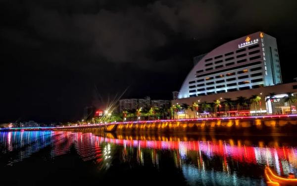 夜游梅江河，一江两岸的美景尽收眼底，灯光倒映在河水中，若隐若现，别有韵味。韩辉 摄