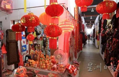 在马来西亚,当地商家已经准备迎接过年的市场。马来西亚《星洲日报》/李祝福 摄 在马来西亚,当地商家已经准备迎接过年的市场。马来西亚《星洲日报》/李祝福 摄
